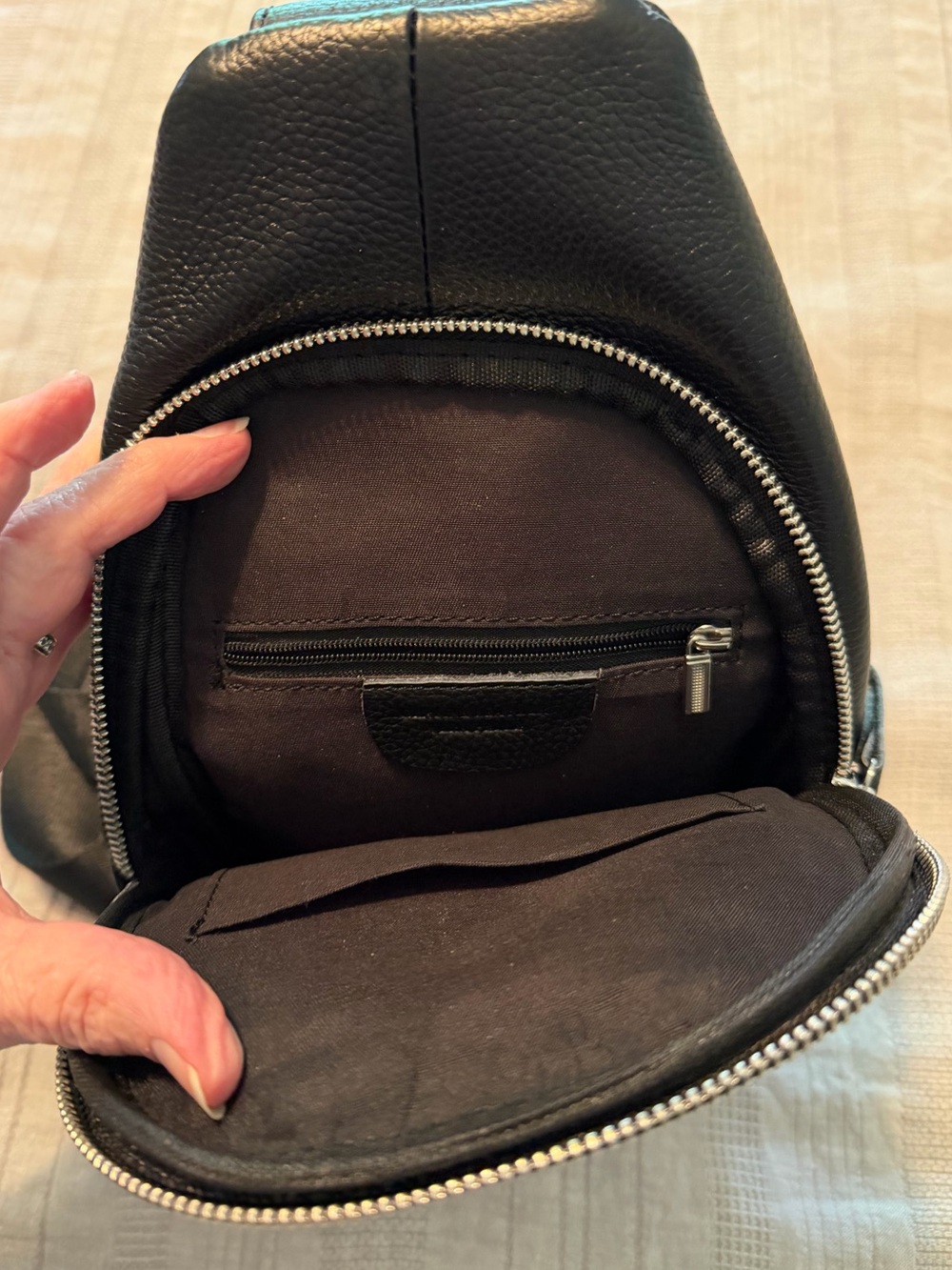 Italian Black pebbled genuine leather sling backpack/crossbody chest bag Unisex - Picture 4 of 11